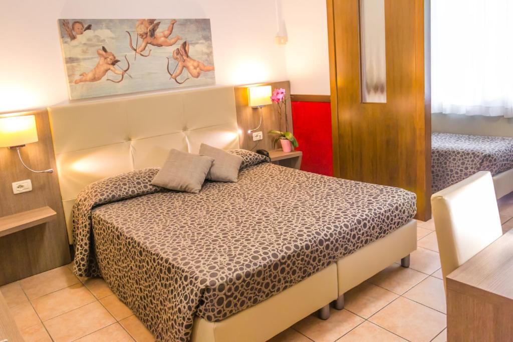 Postel nebo postele na pokoji v ubytování Hotel Roma