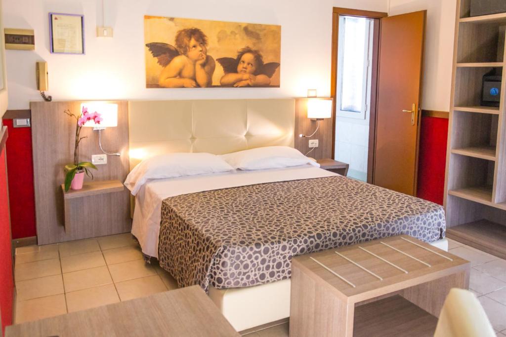 um quarto com uma cama e um quadro na parede em Hotel Roma em Marghera