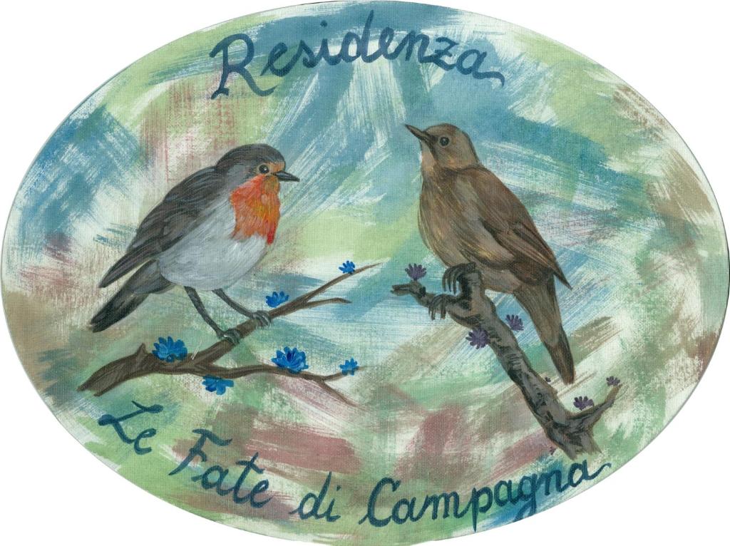 dos pájaros posados sobre una rama de árbol en un plato en Le Fate di Campagna, en Asís
