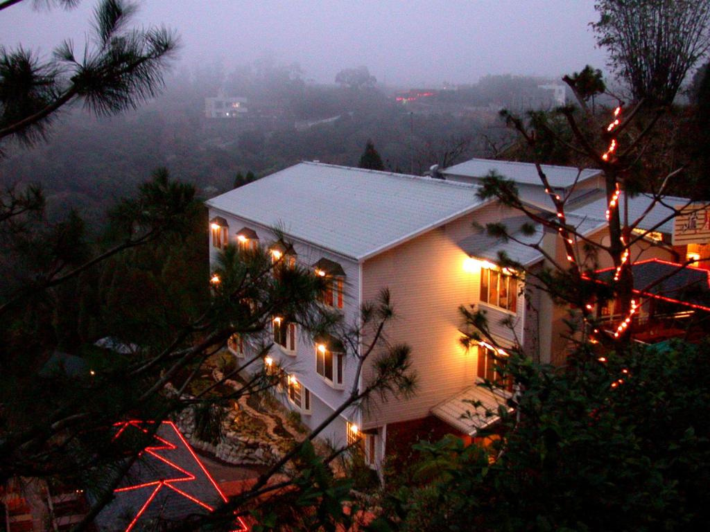 豊原区にあるMeteor Garden B&Bのクリスマス灯付きの家