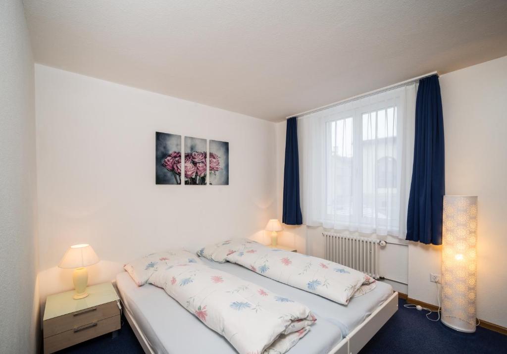Postel nebo postele na pokoji v ubytování Apartment Kesch Chesa Quadrella