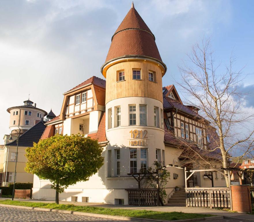 un gran edificio con una torre encima en Hotel 1912 en Angermünde