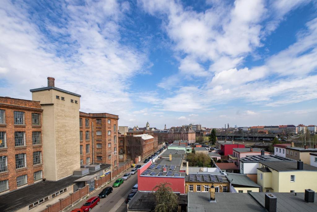 een luchtzicht op een stad met gebouwen bij Ferienwohnung Alte Baumwollspinnerei in Leipzig