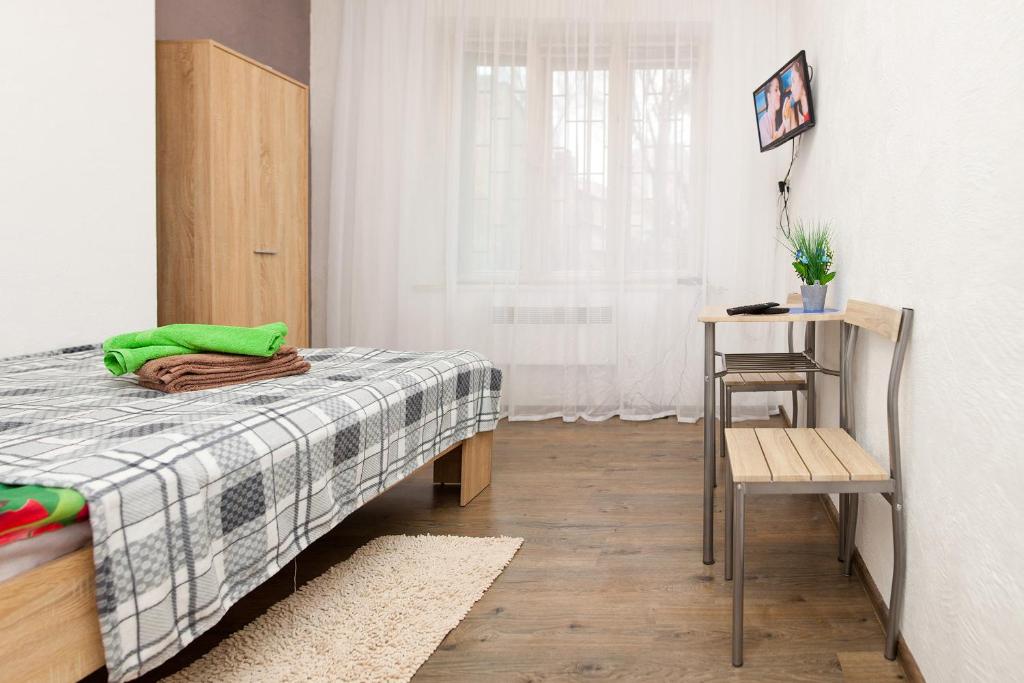 リヴィウにあるApartment on Lychakivska 161のベッドルーム1室(ベッド1台、テーブル、椅子付)