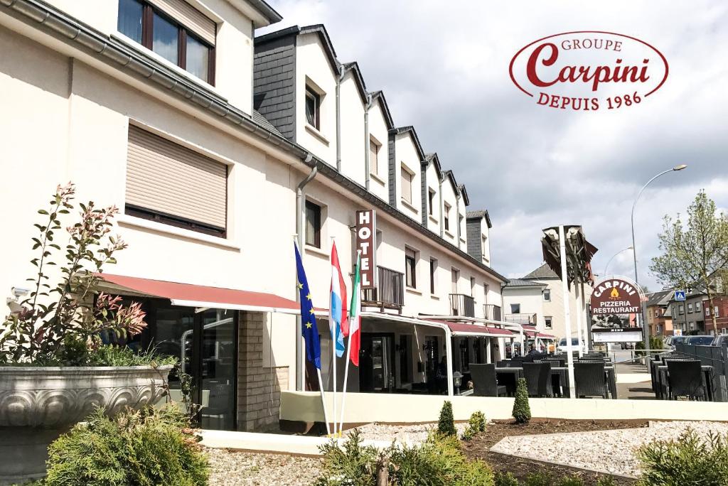 Blick auf die Vorderseite eines Hotels in der Unterkunft Hotel Carpini in Niederkerschen