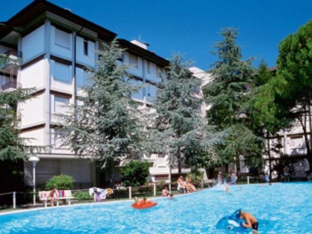 リニャーノ・サッビアドーロにあるLignano with poolの大型スイミングプール