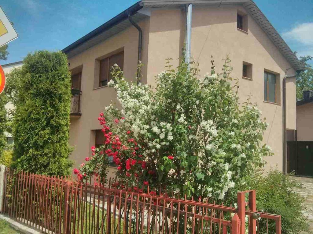 ein Haus mit einem Zaun und Blumen davor in der Unterkunft House Leyla in Bihać