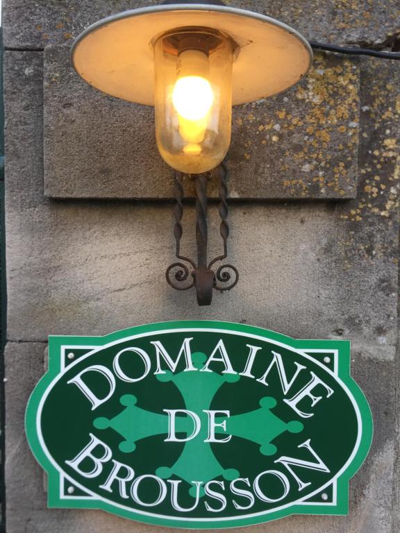 una señal en el lateral de un edificio con un semáforo en Domaine De Brousson, en La Tour-sur-Orb
