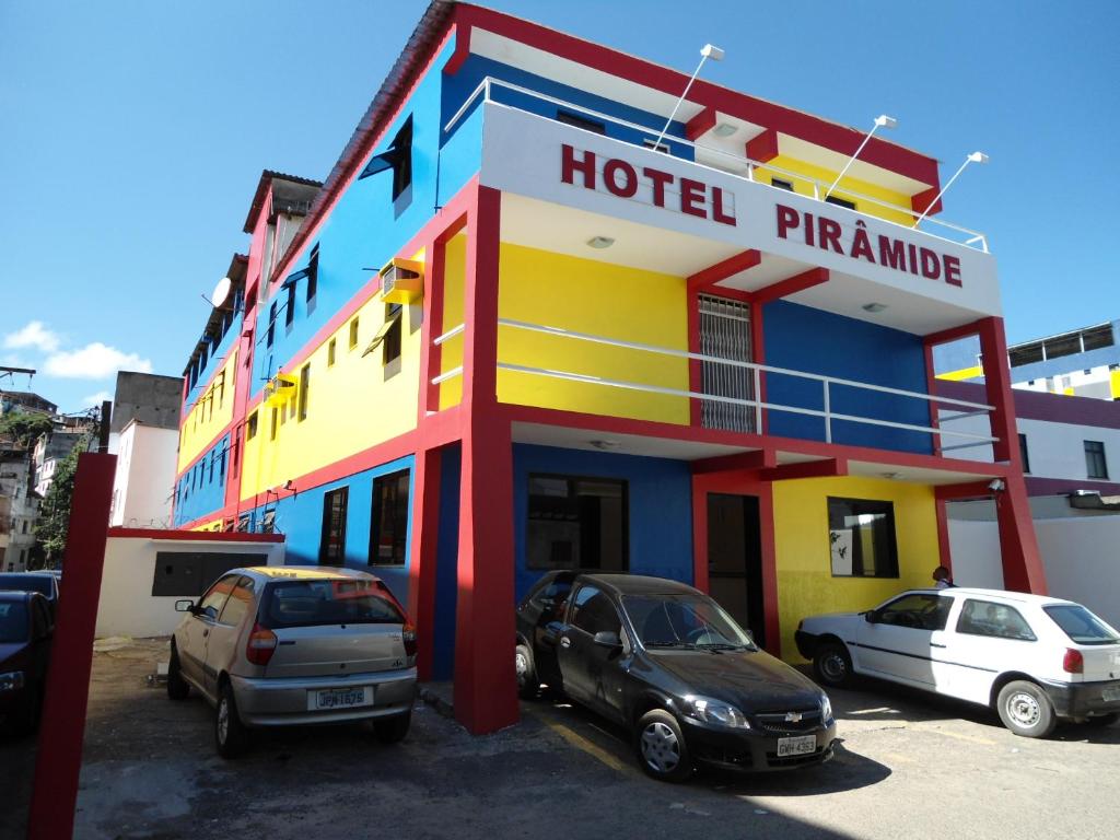 una farmacia de hotel con coches aparcados delante en Hotel Piramide Pernambués (Adults Only), en Salvador