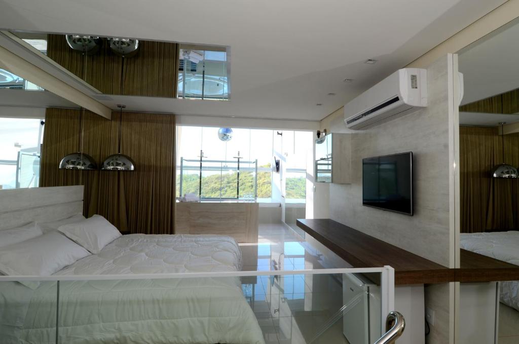 - une chambre avec un lit et une télévision à écran plat dans l'établissement Le Ville, à Ouro Preto