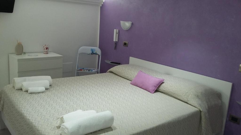 Łóżko lub łóżka w pokoju w obiekcie Taormina Rainbow House