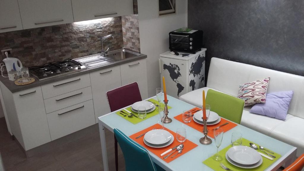 Kuchnia lub aneks kuchenny w obiekcie Taormina Rainbow House