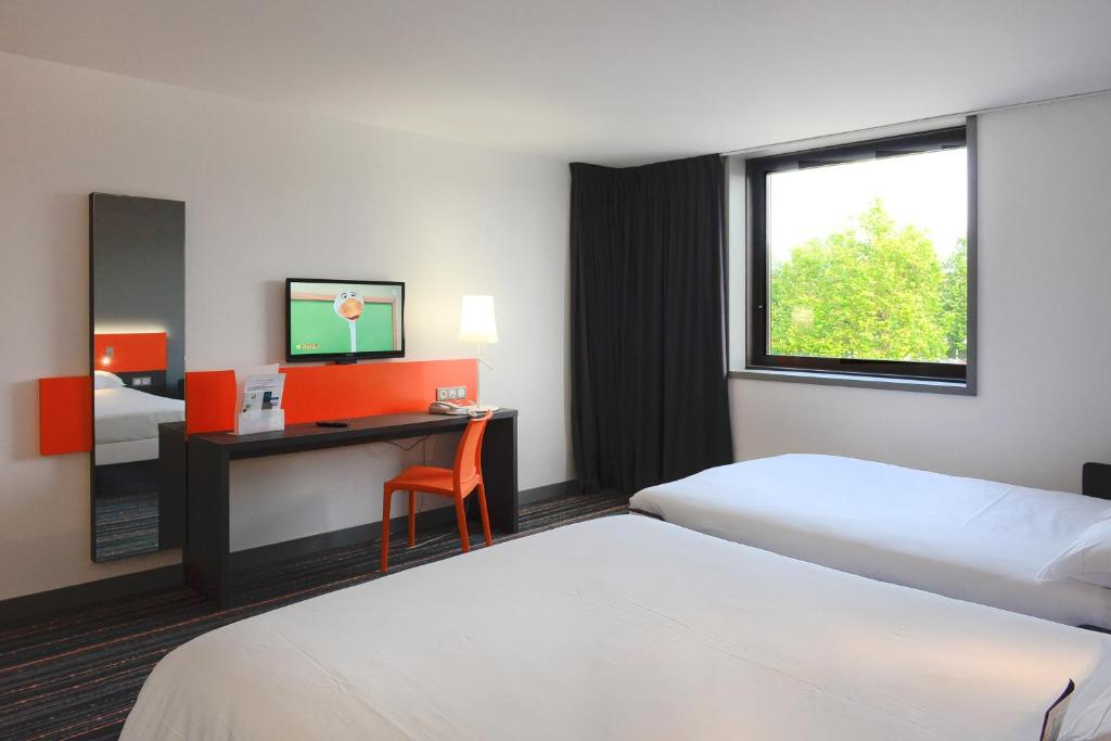 Postel nebo postele na pokoji v ubytování ibis Styles Caen centre gare