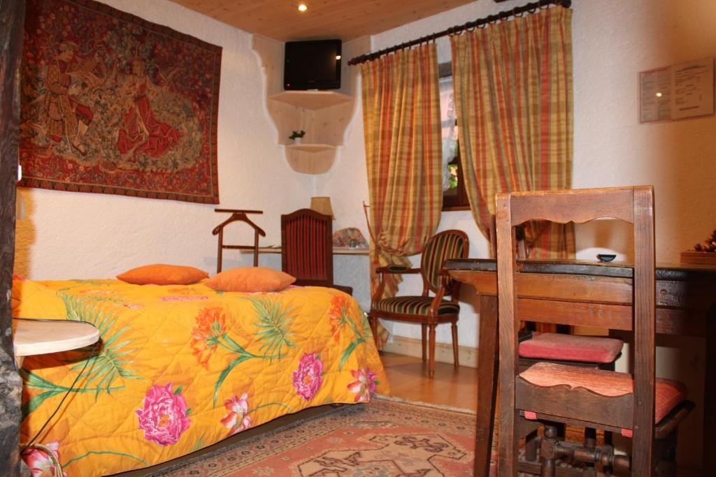 Postel nebo postele na pokoji v ubytování Hôtel Restaurant Le Schlossberg