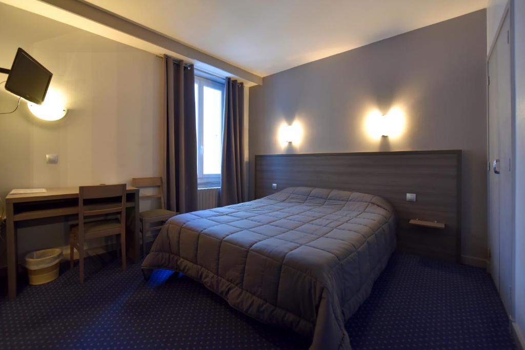 Postel nebo postele na pokoji v ubytování Logis Hôtel Saint Jacques