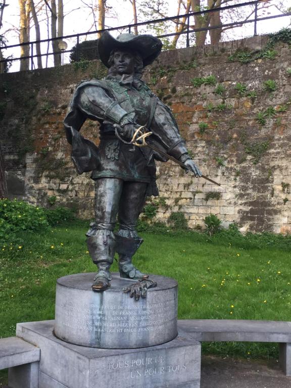 una estatua de un hombre de pie en un pedestal en Artagnan, en Maastricht