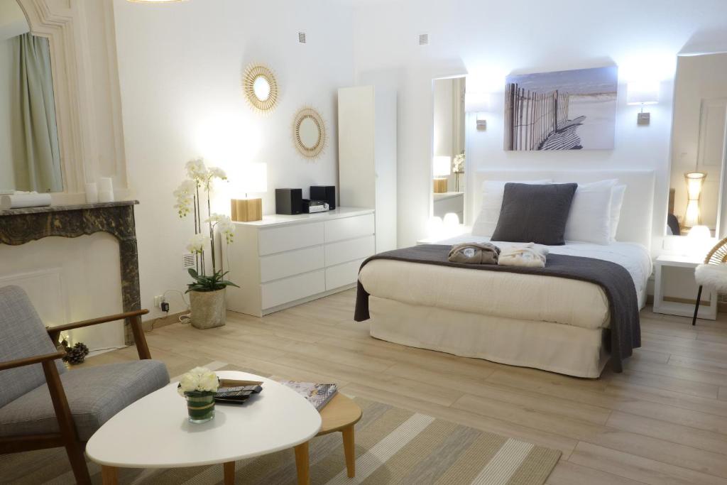 - une chambre avec un lit et un salon dans l'établissement Arles Getaway - La Suite Arlésienne, à Arles