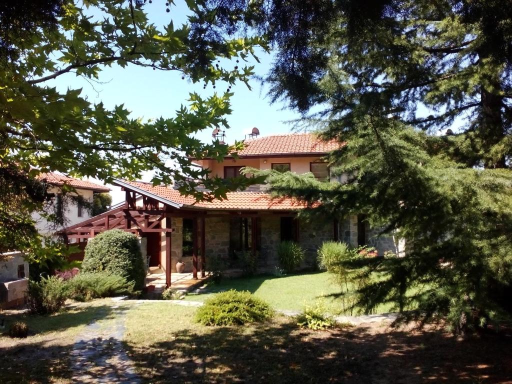 una imagen de una casa con jardín en Spatious architectural house, en Markovo