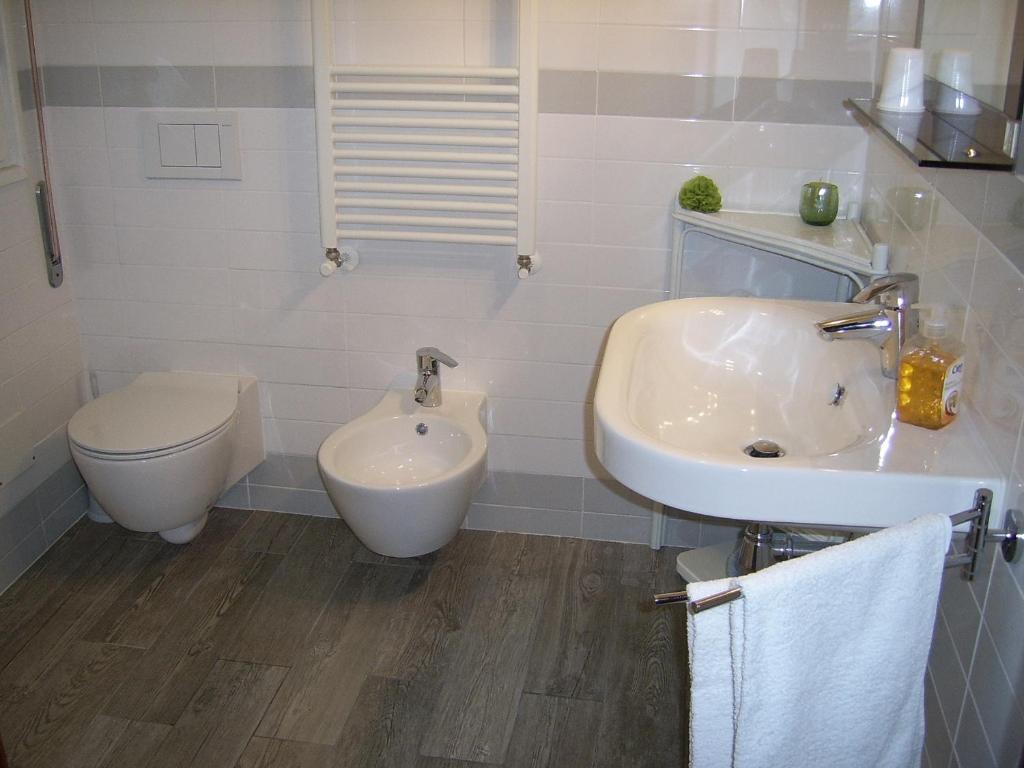 ボローニャにあるB&B La Zuccaの白いバスルーム(洗面台、トイレ付)