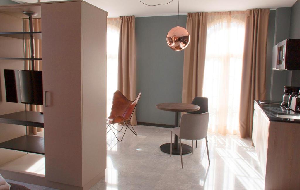 Televízia a/alebo spoločenská miestnosť v ubytovaní Apartamentos NONO by Charming Stay