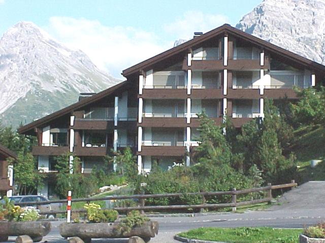 ein großes Gebäude vor einem Berg in der Unterkunft Haus Brüggli B24 in Arosa