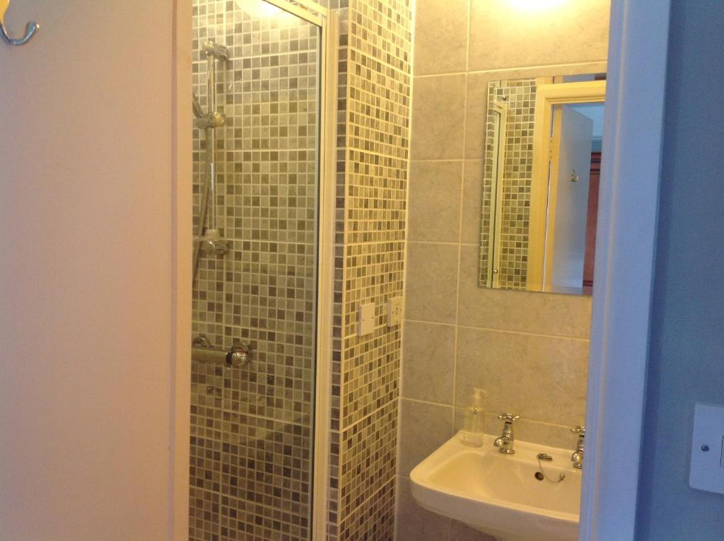 Een badkamer bij The Spinney
