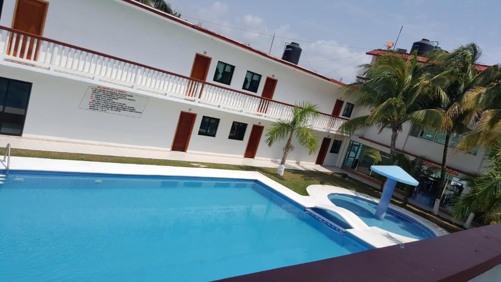 Bazén v ubytování Hotel El Faro nebo v jeho okolí