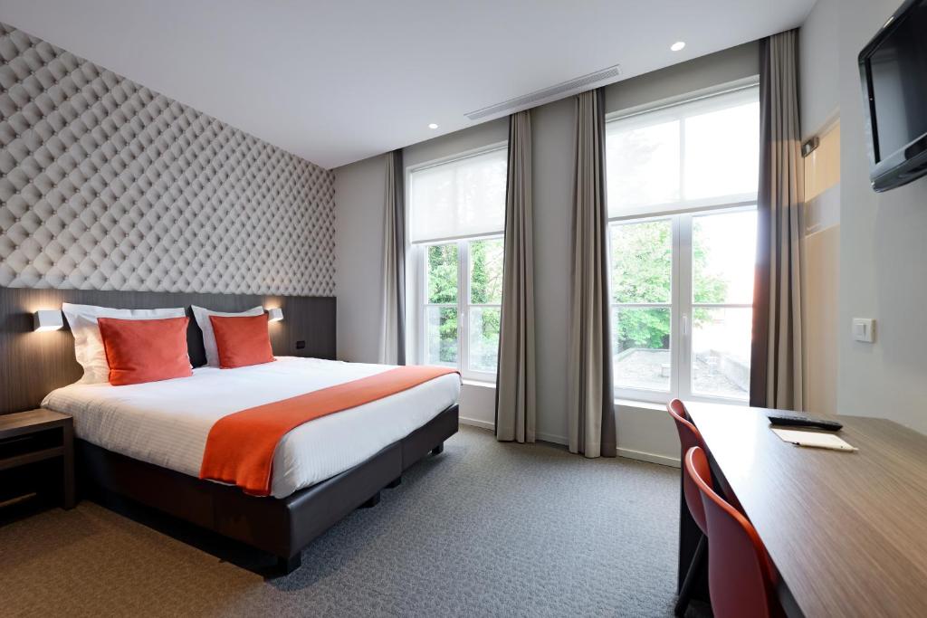 
Кровать или кровати в номере Square Hotel
