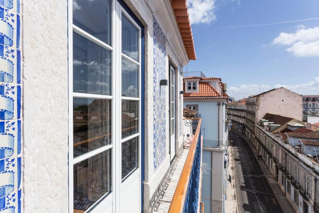 een uitzicht vanaf het balkon van een gebouw met blauwe en witte tegels bij Prime Lisbon - Boavista 44 in Lissabon