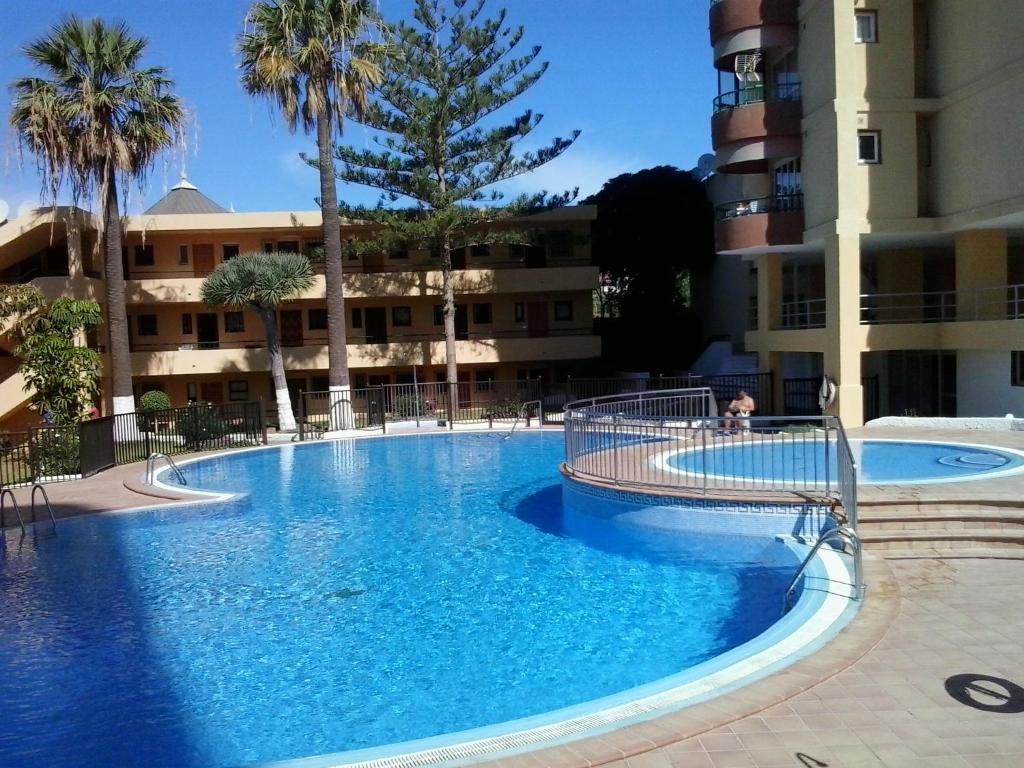The swimming pool at or close to Torres del Sol Sea View Apartment