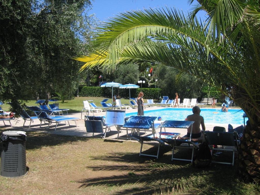 Bazen u ili blizu objekta Hotel Mira