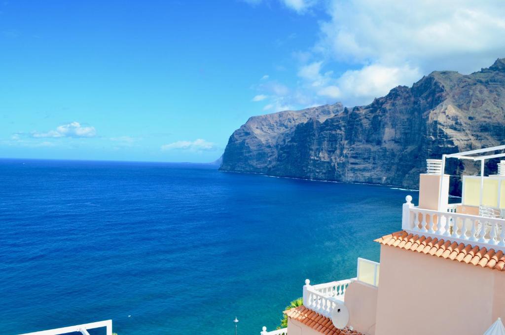 Blick auf das Meer von der Seite eines Gebäudes in der Unterkunft Studio Buenovista in Los Carrizales