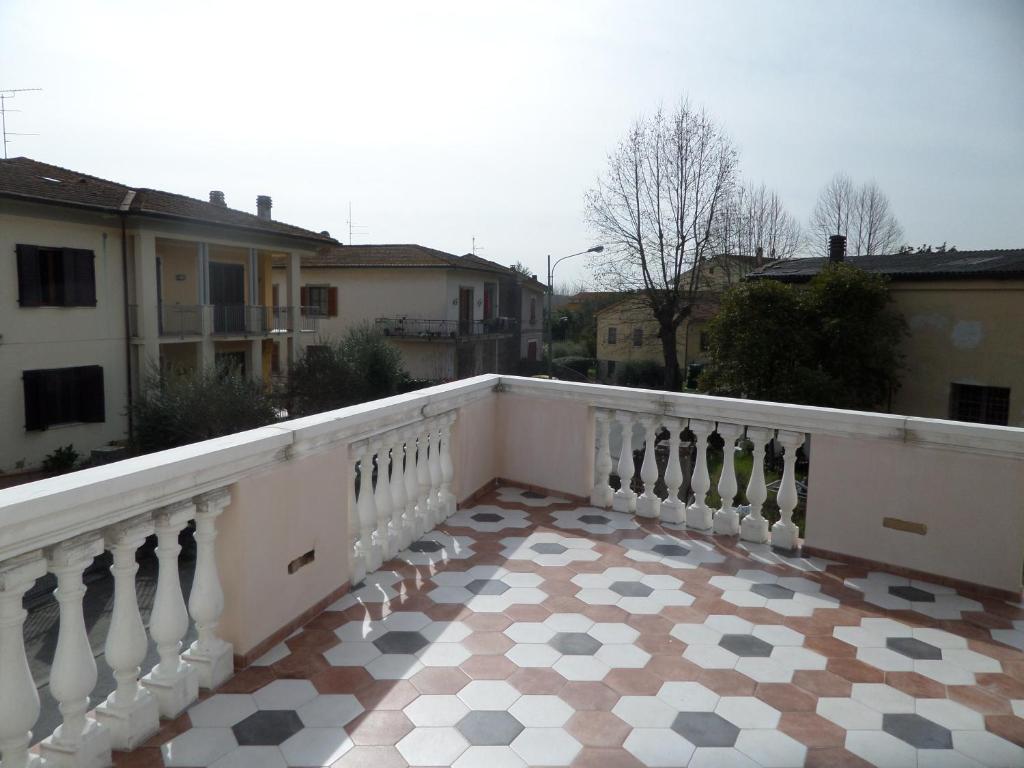 een balkon met een geruite vloer en een witte leuning bij la terrazza in Palaia