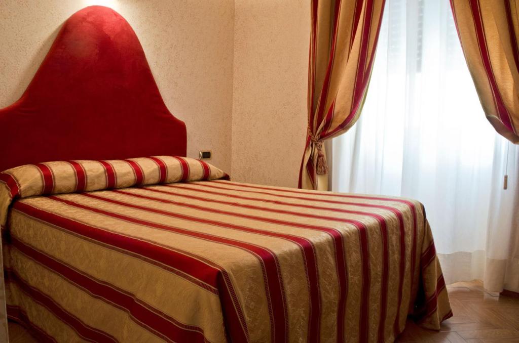 Postel nebo postele na pokoji v ubytování Hotel Brignole