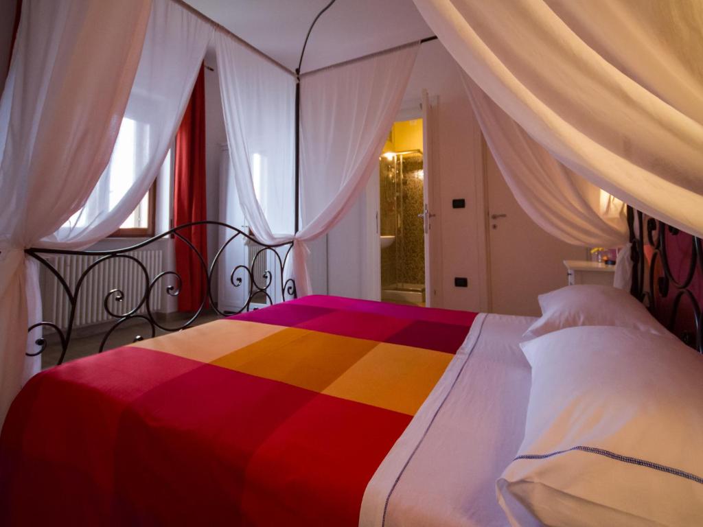a bedroom with a bed with a colorful blanket at B&B Costa D'Abruzzo in Fossacesia