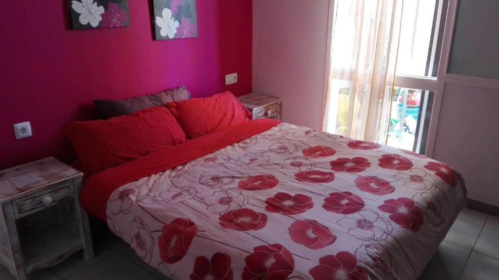 アロナにあるGiottoのベッドルーム1室(ベッド1台、赤と白の掛け布団付)