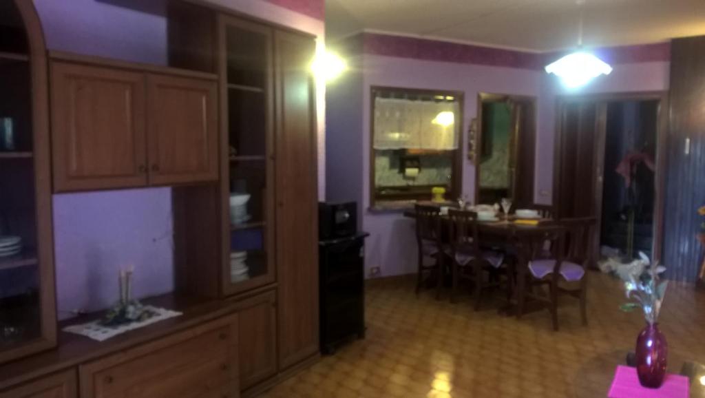 Oliveto LarioにあるBaDe houseのキッチン、ダイニングルーム(テーブル、椅子付)