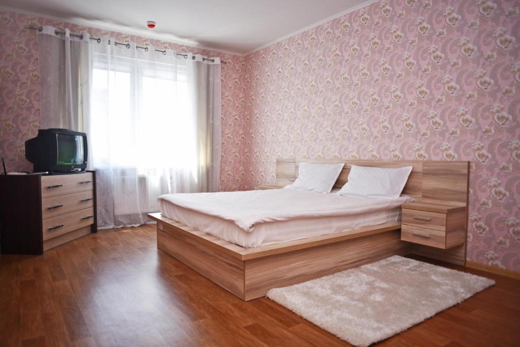 1 dormitorio con 1 cama y TV. en Kiev Sophii Rusovoi Apartment, en Kiev