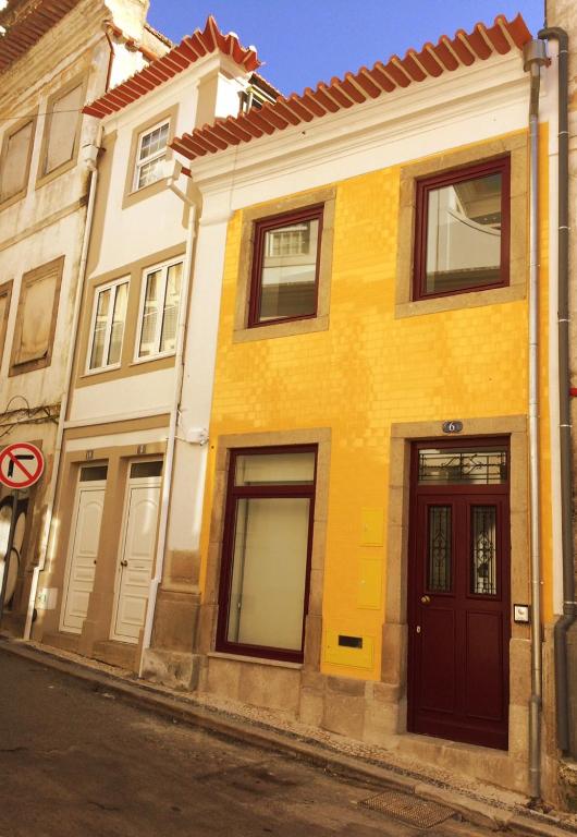 a yellow building on the side of a street at Casa Amarela in Aveiro