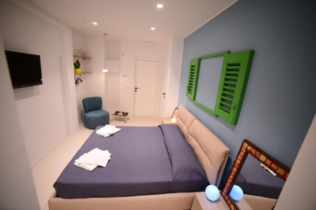Łóżko lub łóżka w pokoju w obiekcie B&B Mareè Seafront Molfetta