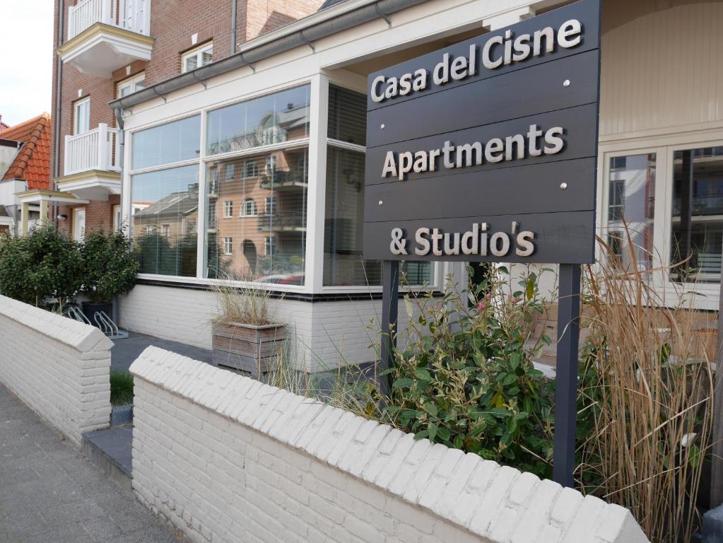 a street sign in front of a store at Casa Del Cisne in Zandvoort