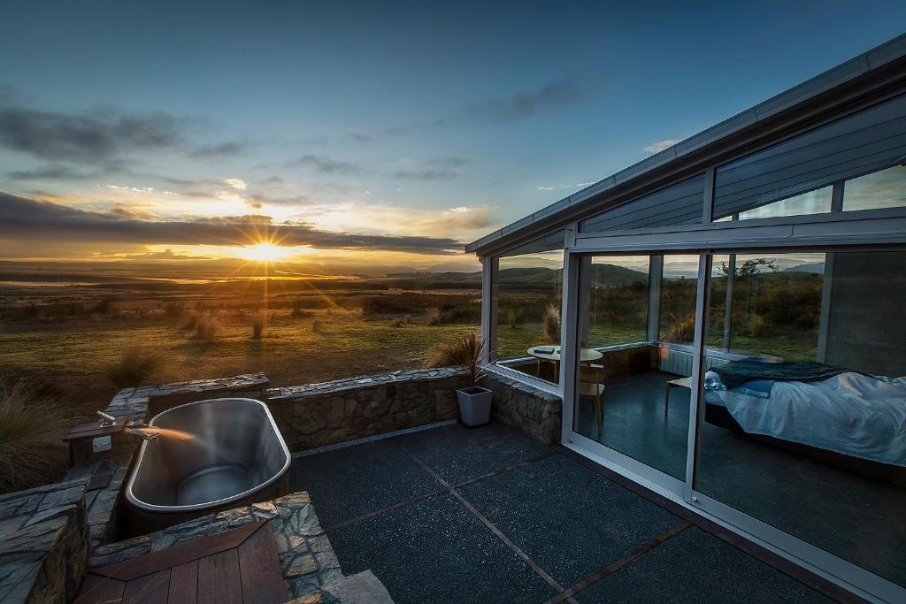 Alba o tramonto visti dall'interno del lodge o dai dintorni