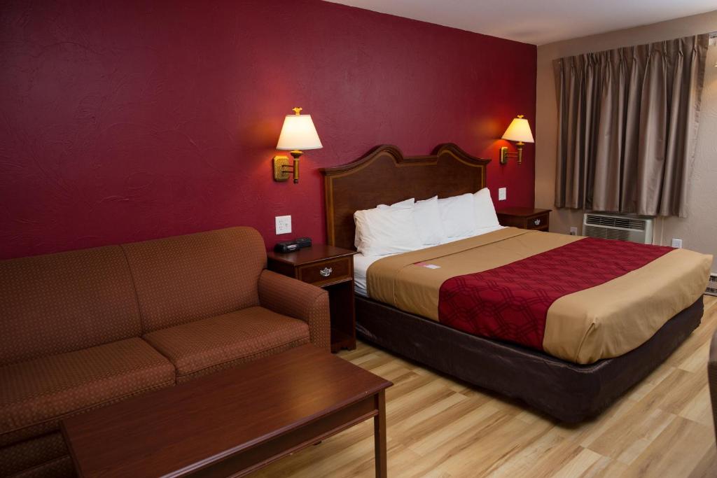 Econo Lodge Sturbridge Route 20 - King Room - Non-Smoking