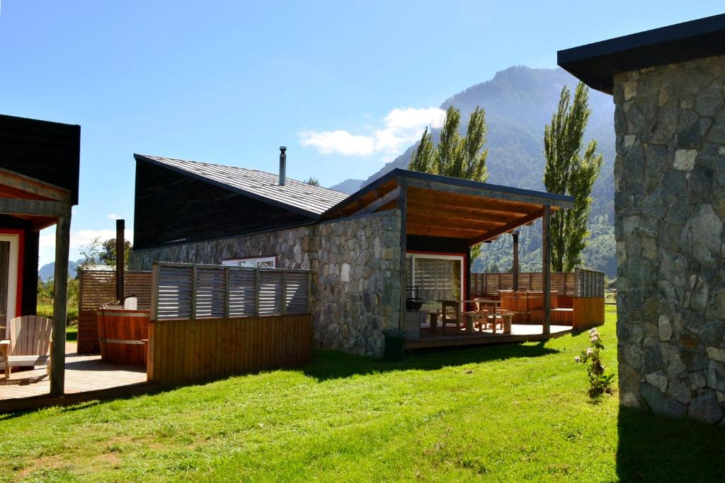 una casa con patio y una montaña en el fondo en El Descanso del Quijote, en Riñinahue