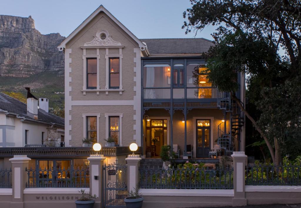 Cape Town的住宿－Welgelegen House，前面有栅栏的大白色房子