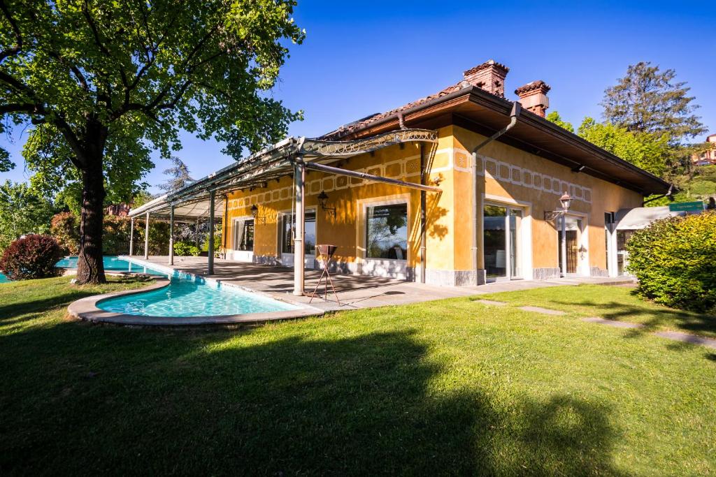 ein Haus mit einem Pool im Hof in der Unterkunft Poggio Radicati Hotel De Charme in Saluzzo