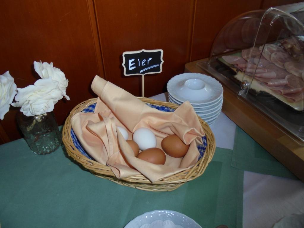 Makanan di atau berdekatan hotel
