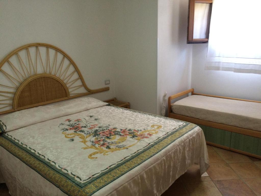 a small room with two beds in a room with a window at Villa Scalea in Santa Domenica
