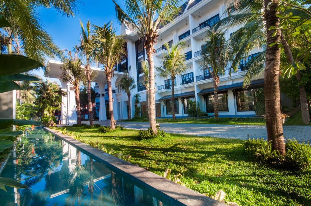 Bazén v ubytování Lotus Blanc Hotel nebo v jeho okolí