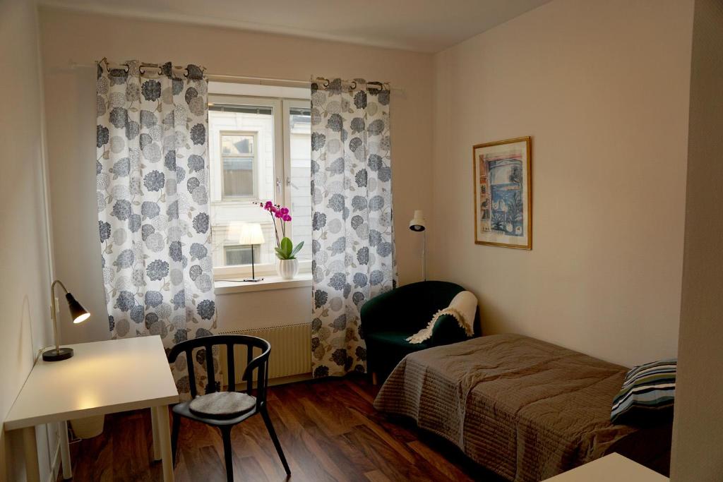 um pequeno quarto com uma cama e uma janela em Nattvikens Vandrarhem em Härnösand